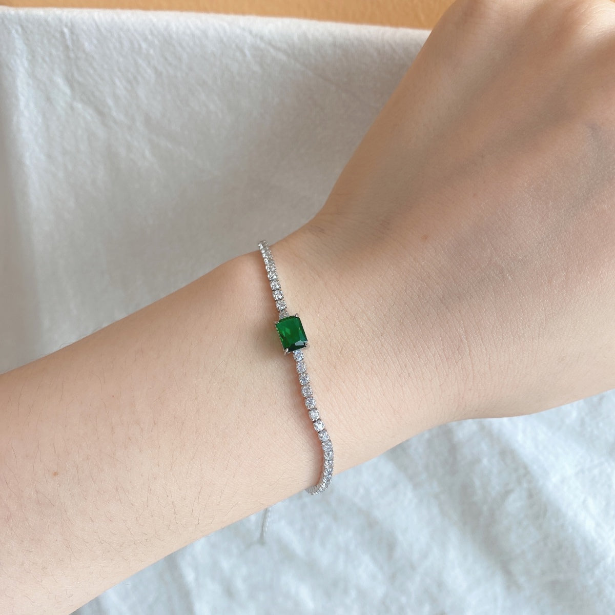 [Vivid Aurora]1.0 Carat Unique Emerald Cut Banquet Bracelet