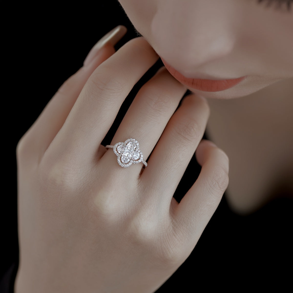 [Vivid Aurora]Luxurious Eternity Flower Shape Banquet Ring